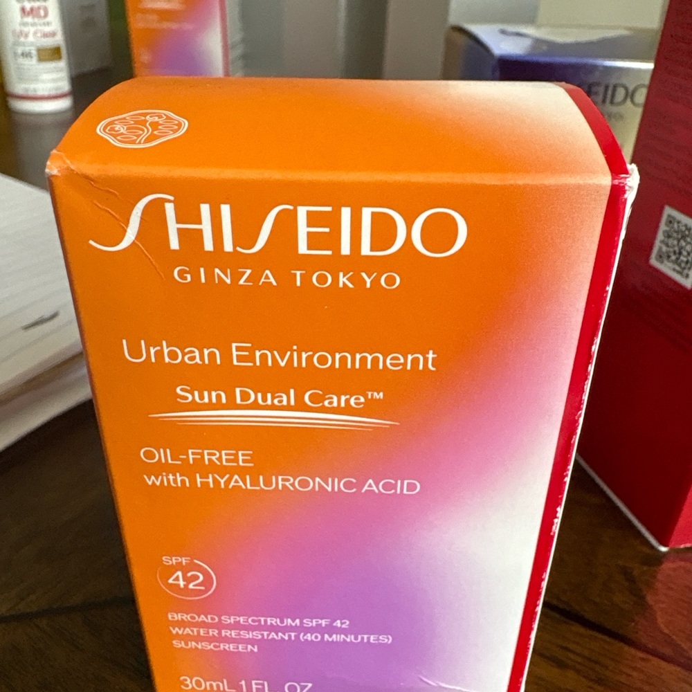 Shiseido Urban Environment Sun Dual Care SPF 42 - Orange and Purple